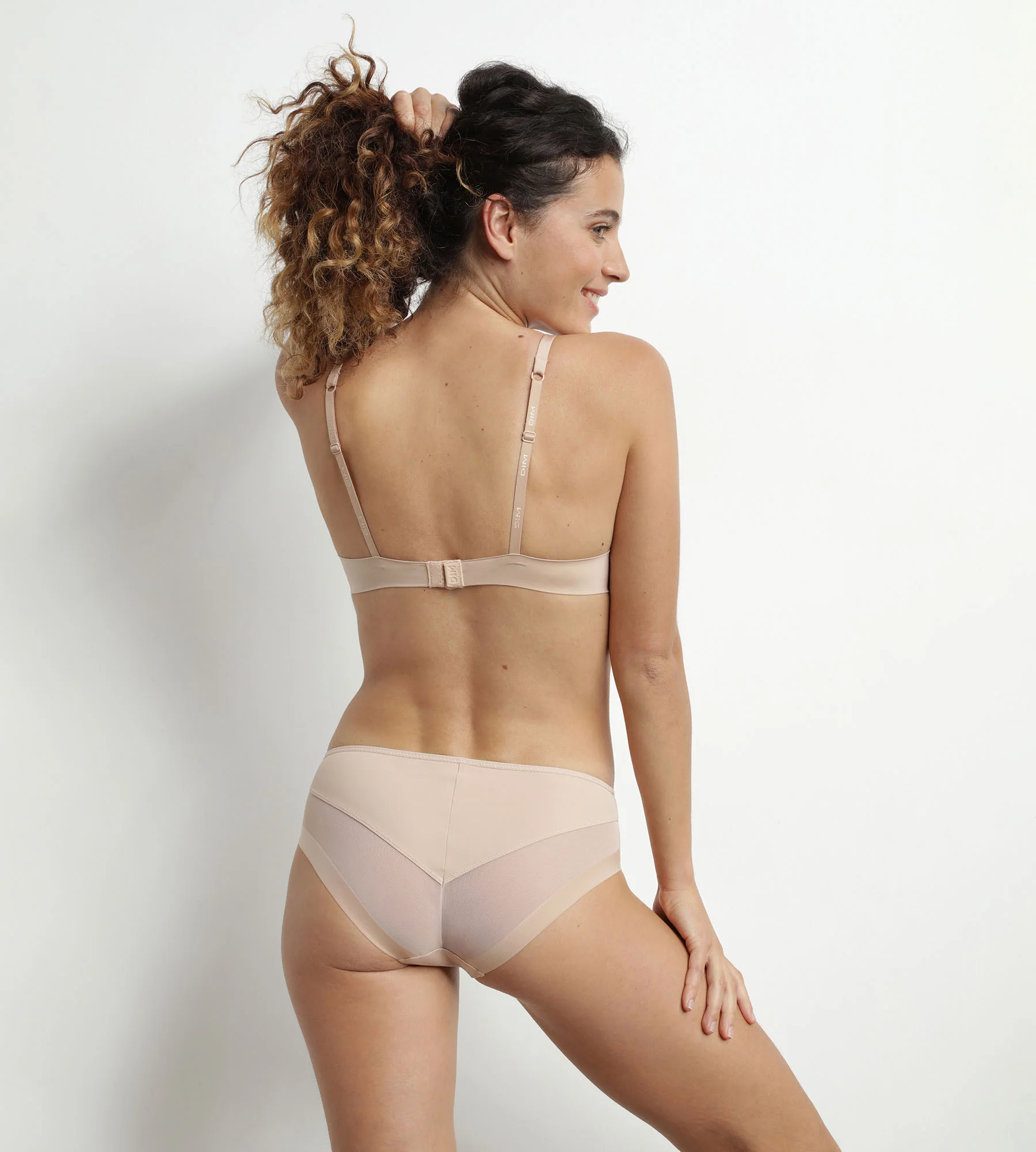 Sujetador push-up sin aros nude InvisiFree de Dim - Imagen 4