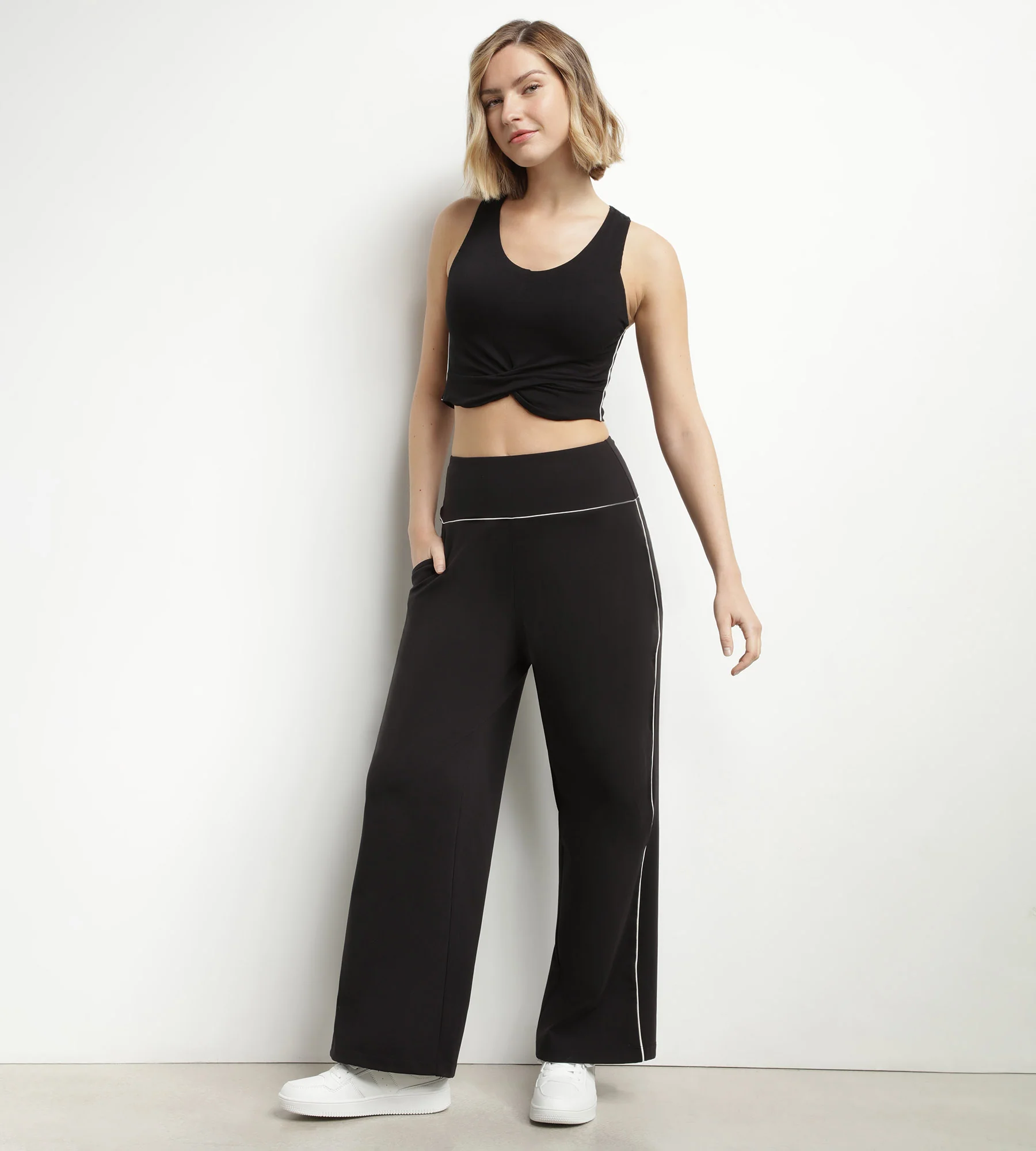 Crop top de mujer en viscosa negra con bralette Dim Move - Imagen 3