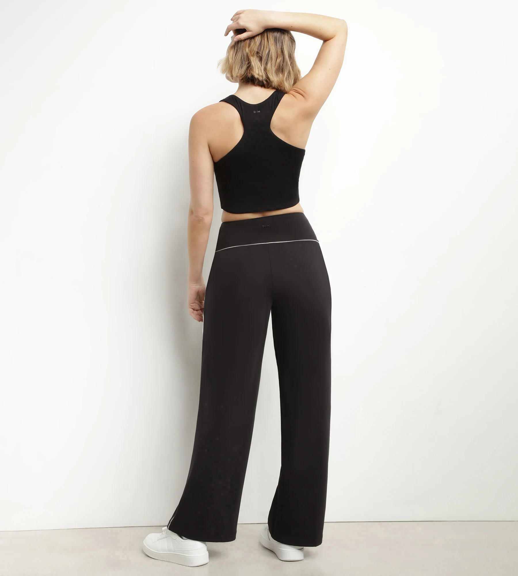 Crop top de mujer en viscosa negra con bralette Dim Move - Imagen 4