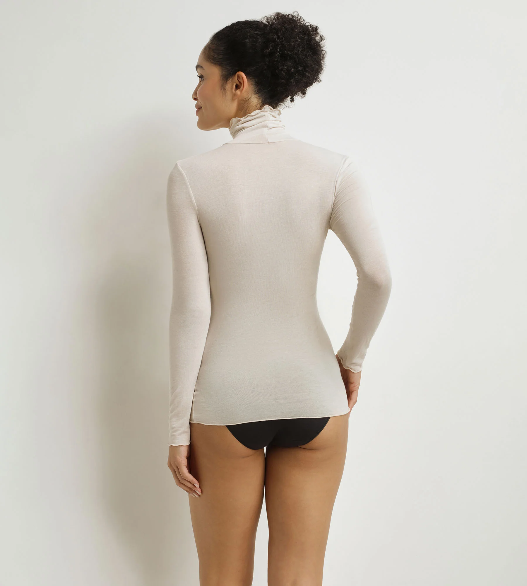Camiseta térmica de mujer de cuello alto Beige Dim x Inès de la Fressange - Imagen 4
